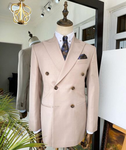 An Irish Cream double breasted peak lapel suit
