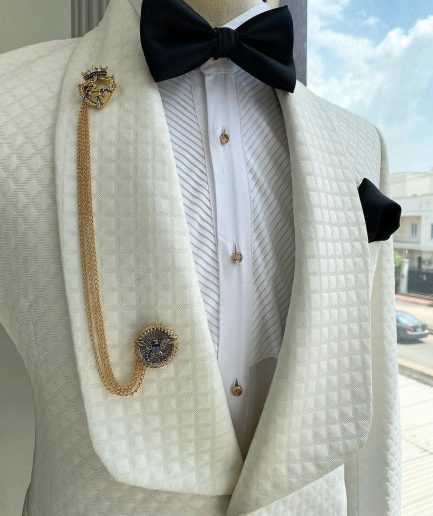 An Ivory White Shawl Lapel Square Patterned Jacquard Tuxedo Suit