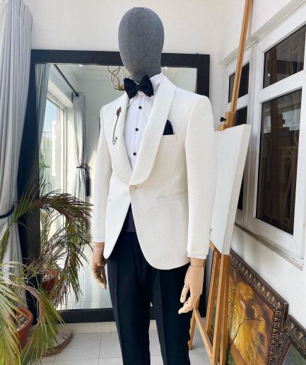 An Ivory White Shawl Lapel Unequal Pattern Jacquard Tuxedo Suit