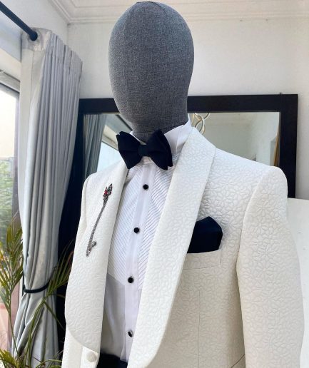 An Ivory White Shawl Lapel Unequal Pattern Jacquard Tuxedo Suit