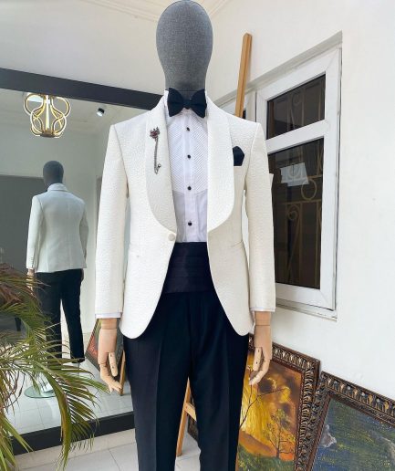 An Ivory White Shawl Lapel Unequal Pattern Jacquard Tuxedo Suit