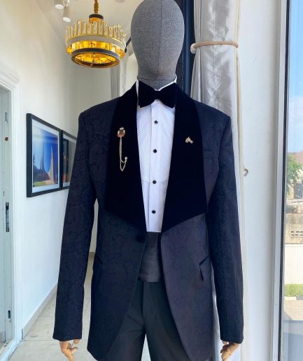 A midnight blue floral pattern jacquard wide-cut shawl lapel tuxedo suit