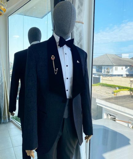 A midnight blue floral pattern jacquard wide-cut shawl lapel tuxedo suit