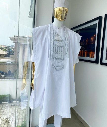 A Snow White dotted round and interwoven line embroidery agbada