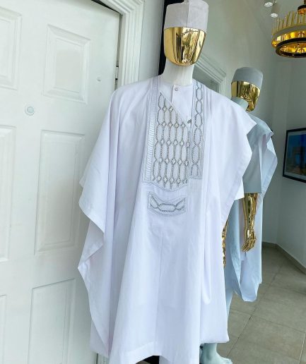 A Snow White dotted round and interwoven line embroidery agbada