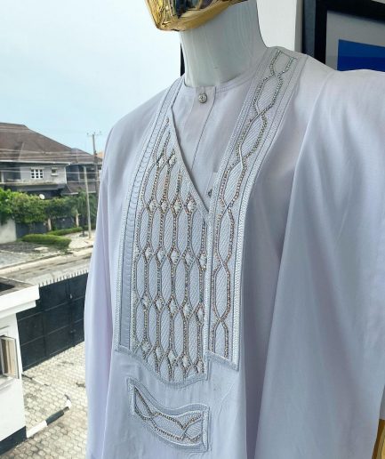 A Snow White dotted round and interwoven line embroidery agbada