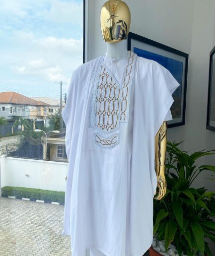A Snow White dotted round and interwoven line embroidery agbada