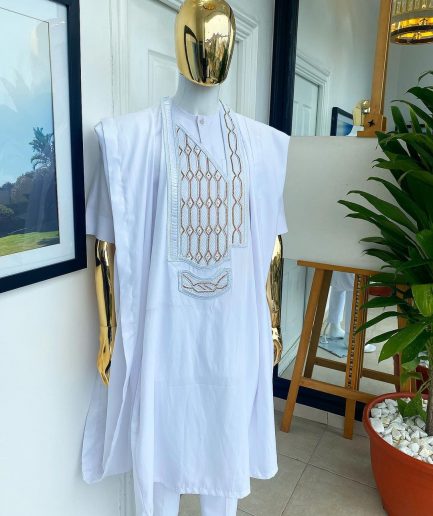 A Snow White dotted round and interwoven line embroidery agbada