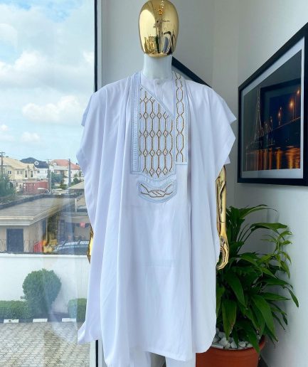 A Snow White dotted round and interwoven line embroidery agbada