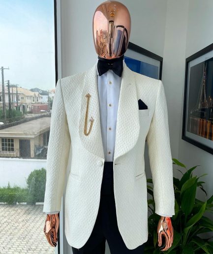 An Ivory White Circle Pattern Jacquard Shawl Lapel Suit.