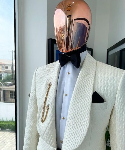 An Ivory White Circle Pattern Jacquard Shawl Lapel Suit.
