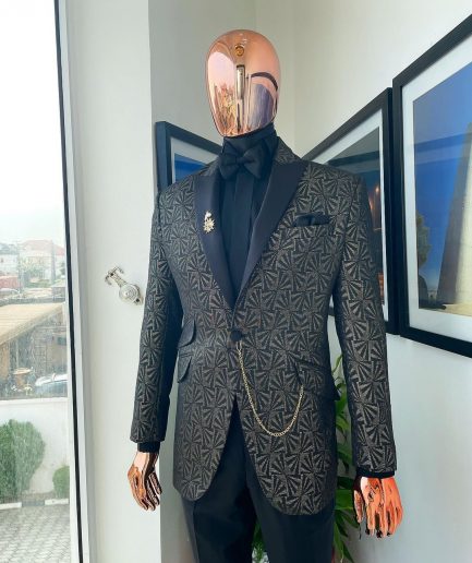 A metallic coarse and geometric pattern jacquard peak lapel dinner suit