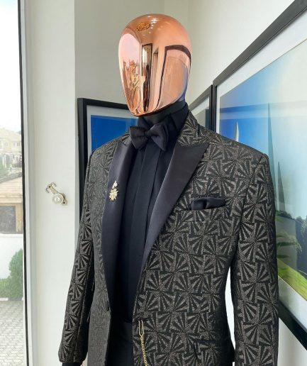 A metallic coarse and geometric pattern jacquard peak lapel dinner suit
