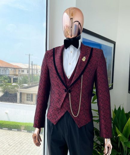 A Reloaded “Ragnar” peak lapel short cut tuxedo Suit