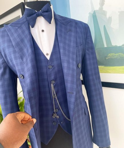 A checkered pattern, peak lapel, 2 button suit