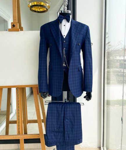 A checkered pattern, peak lapel, 2 button suit