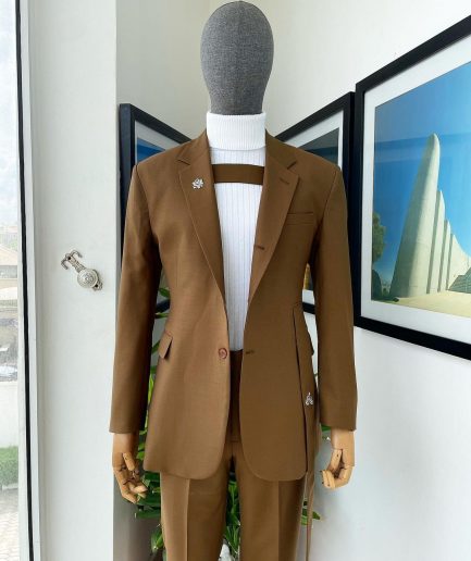 A “Gen Z” notch lapel, 7 shaped long strap, 2 button, pearl horn blazers suit