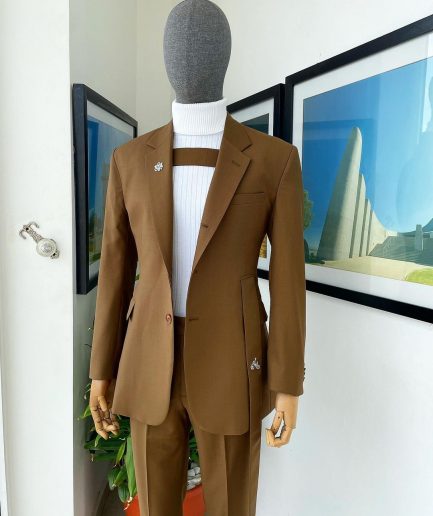 A “Gen Z” notch lapel, 7 shaped long strap, 2 button, pearl horn blazers suit