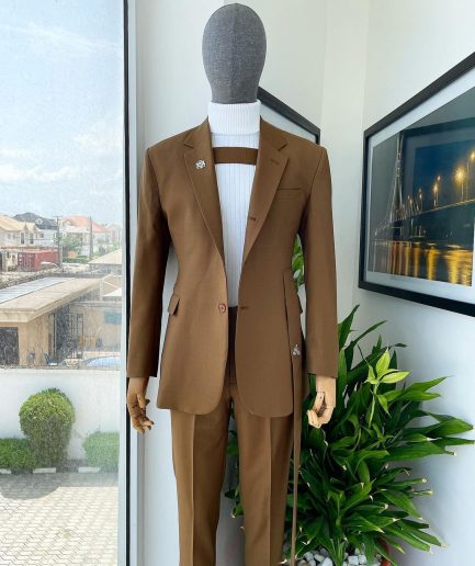 A “Gen Z” notch lapel, 7 shaped long strap, 2 button, pearl horn blazers suit