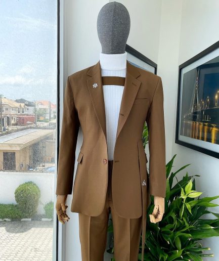 A “Gen Z” notch lapel, 7 shaped long strap, 2 button, pearl horn blazers suit