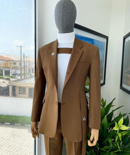 A “Gen Z” notch lapel, 7 shaped long strap, 2 button, pearl horn blazers suit
