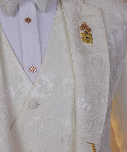 An ivory white, knitted, root floral jacquard notch lapel suit.