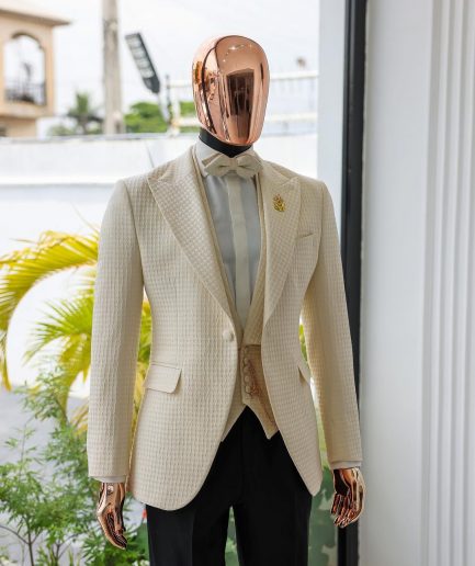 A Cream-White Peak Lapel, Stuffed Or Slanted Square-Patterned Jacquard Jacket.