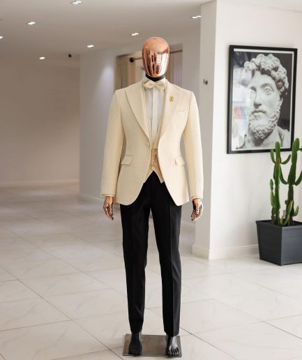 A Cream-White Peak Lapel, Stuffed Or Slanted Square-Patterned Jacquard Jacket.