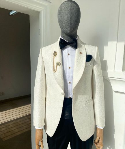 An Ivory white dispersed floral pattern jacquard shawl lapel blazer suit